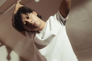 Vokalis Coldiac Sambadha Debut Solo Lewat EP Ruang Ruang Sandar